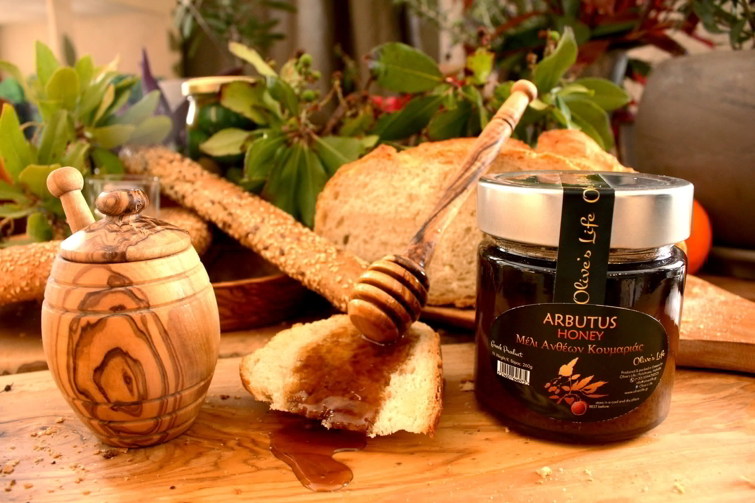 Arbutus honey with bread